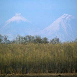 Pohled na sever od řeky Kamčatka - uprostřed Ključevskaja, vpravo Kameň