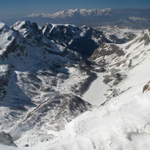 Veliko Škrčko jezero je hluboko pod námi