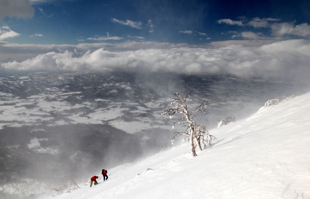 Výška asi 1300 metrů, snehoty.sk dávají lyže na batohy
