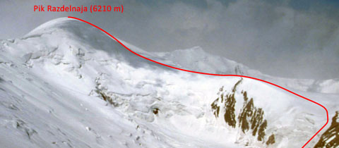 Pik Razdělnaja (6150 m) na hranicích mezi Kyrgyzstánem a Tádžikistánem