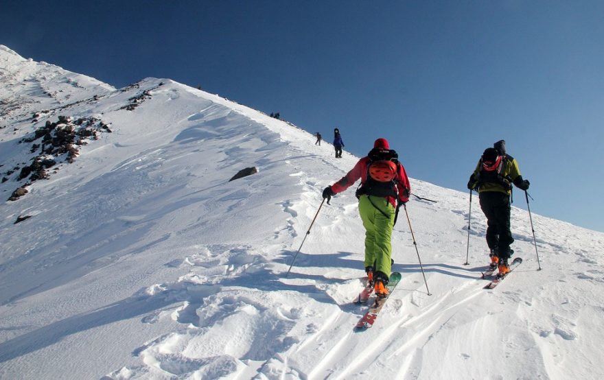 Hranou kráteru na vrchol Asahidake