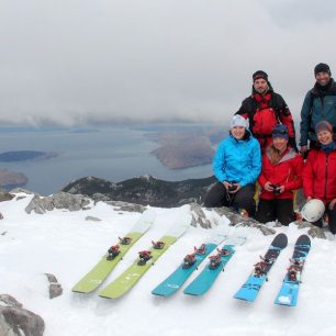 Do Chorvatska s lyžemi #G3 od Boatpark, nové SEEKer v pánském (180 cm / 110 mm) i dámském provedeníí (162 cm / 100 mm). Genderově vyvážená skupinka na jednom z řady vrcholů