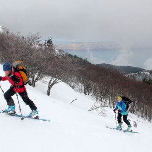 Dámské duo na lyžích G3 míří hore kopcom