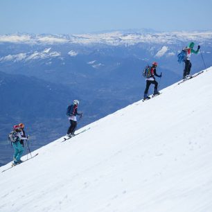 Na skialpech ve skupině do kopce