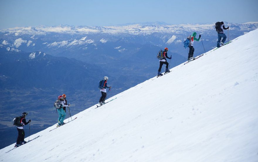 Na skialpech ve skupině do kopce
