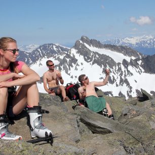 Na vrcholu Slogenu (1564 m) - Bruder Alt, Nitram Kešíluk, pivo Zubr a jedna z mnoha norských skialpinistek