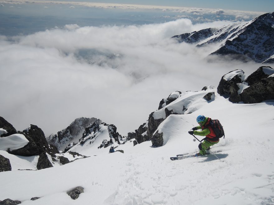 Prostredný, Rosťa začíná svou jízdu v nádherné scenérii, pod skalami stoupá Hore