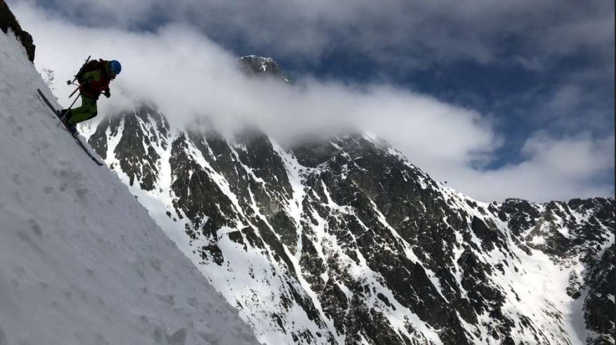 Rosťa ve střední části Prostredného hrotu, Lomničák v oparu, foto Hore