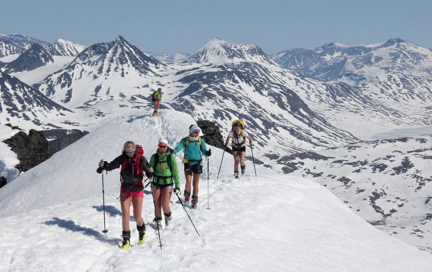 Norský dívčí skialpový tým na vrcholovém hřebenu Storebjørnu