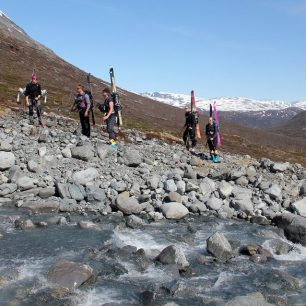 Směr Veslfjelltinden (2157 m) - na začátku musíme kousek pěšky