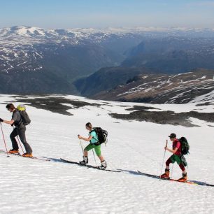 V řadě za sebou.... skialpinisti a skialpinistky (+ splitboardistka) jdou... na Kjellen