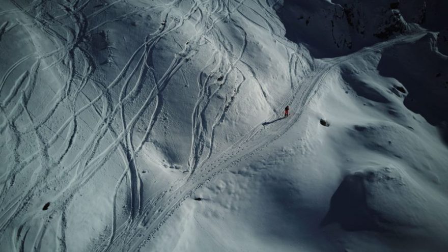 Stoupání na skialpech v rámci lyžařského střediska