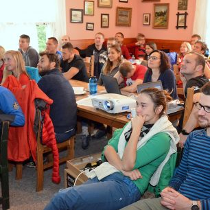 Část účastníků v konferenční místnosti Chaty Pláně, foto: Jiří Šrenk