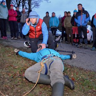 Martin Honzík předvádí, jak si poradit, když najdete zraněného a jste sám, foto: Jiří Šrenk