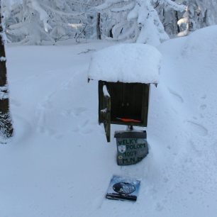 Vrcholová kniha na Velkém Polomu ležela na sněhu, dal jsem ji zpátky do krabice