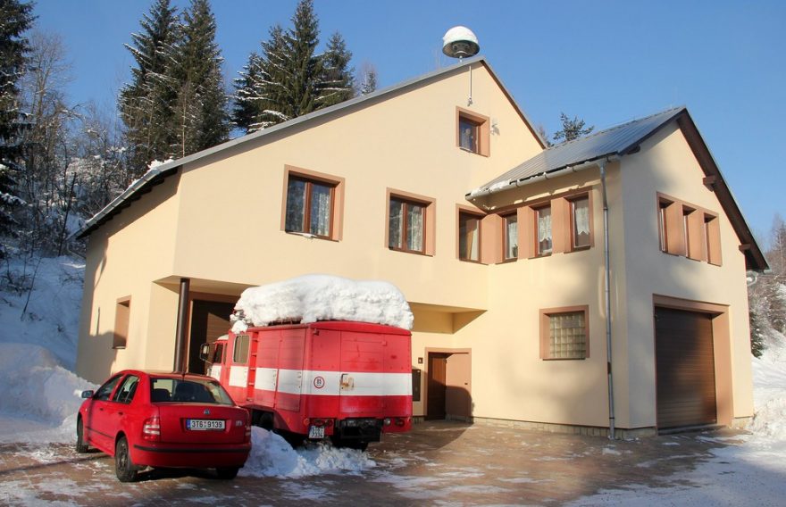 Hasičská zbrojnice v Horní Lomné, sněhu na autě je víc než dost