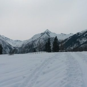 Začátek skialpové trasy, vpravo Maiskogel, uprostřed Kitzsteinhorn