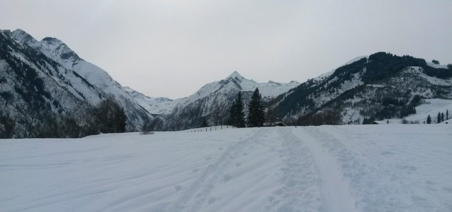 Začátek skialpové trasy, vpravo Maiskogel, uprostřed Kitzsteinhorn