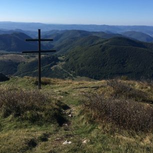Výhledy od vrcholového kříže Strážova, když zrovna není mlha