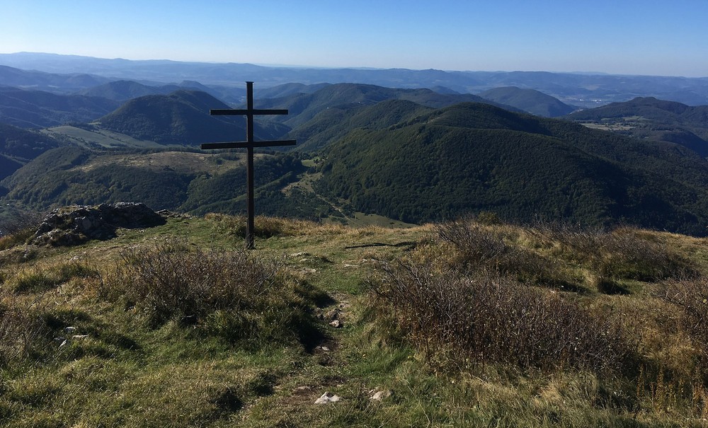 Výhledy od vrcholového kříže Strážova, když zrovna není mlha