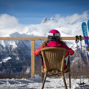 Odpolední siesta v lyžařském areálu Hatsvali s výhledem na Ushbu a na hlavně jediná černo-růžová Vagus přilba na světě!