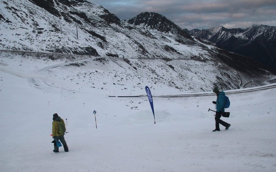 Ve sněhu jsou zakopány dva lavinové vyhledávače BCA