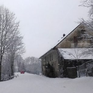 Odjezd od lyžařského areálu Brněnka krásně vysněženou silnicí