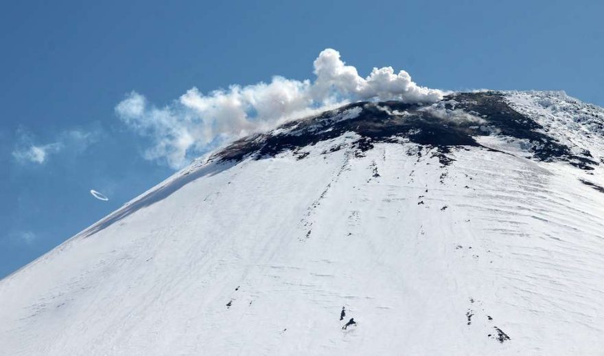 Vrcholový kužel Avačinské se obchází od severu