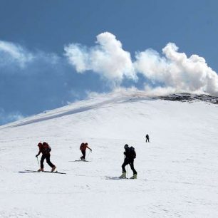 Skialpinisti v dolní části vrcholového kužele Avačinské