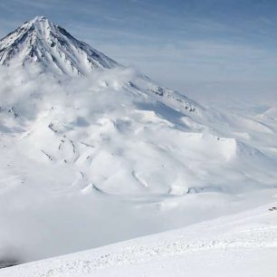 Pod vrcholovým kuželem Avačinské je kousek pláň s výhledem na vulkán Korjakskiji
