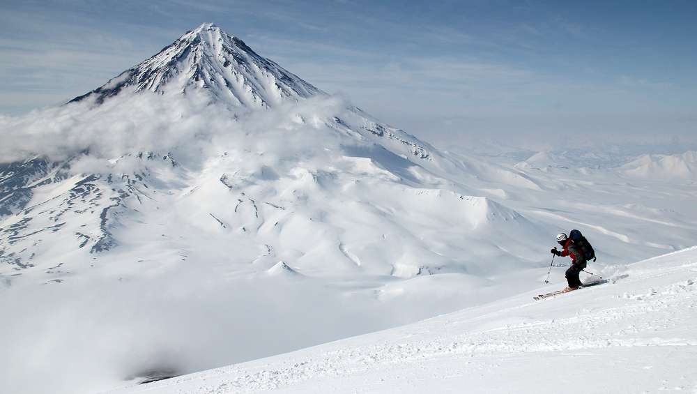 Pod vrcholovým kuželem Avačinské je kousek pláň s výhledem na vulkán Korjakskiji