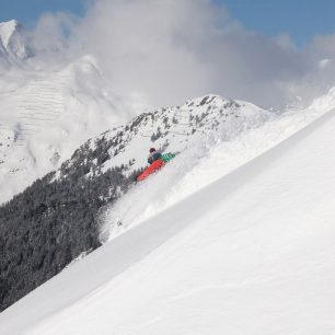 Prášení s výhledem na lavinové zábrany nad Davosem
