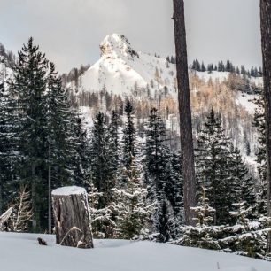 Skialpová túra na Adambaueralm poblíž Wildalpenu, rakouské Alpy.