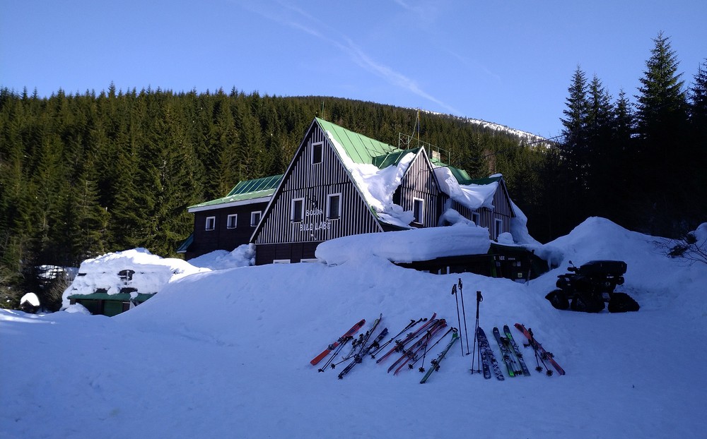 Bouda U Bílého Labe se skladištěm skialpových lyží
