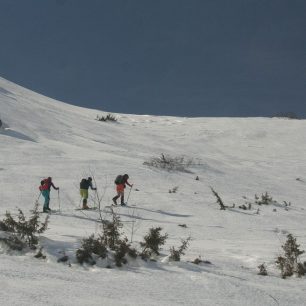 Skialpinisté stoupají na Govedarnik