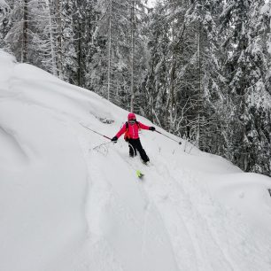 Děti musí bezpečně zvládat lyžování v hlubokém sněhu