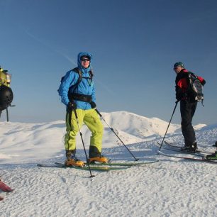 Veselá skupinka skialpinistů před posledním sjezdem