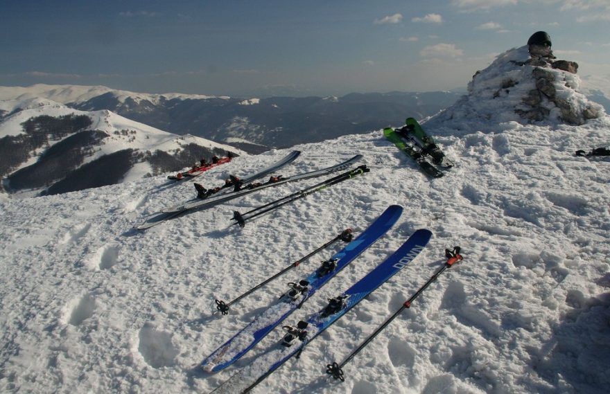 Vrcholové skladiště lyží na Govedarniku - G3, DOWN a K2