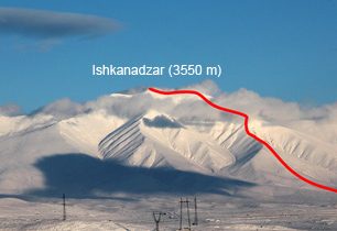 Ishkhanasar (3550 m) - na skialpech hraniční vrchol mezi Arménií a Náhorním Karabachem