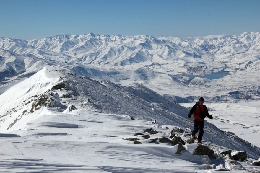 Na bočním hřebenu s vyhlídkou na jezero Vorotan