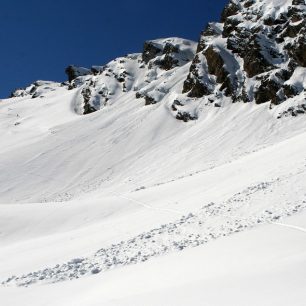 Před námi je už sedlo, cestou traverzujeme několik starých lavinišť