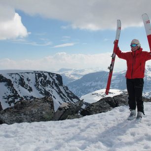 Norská skialpinistka na vrcholu Dronningkrona