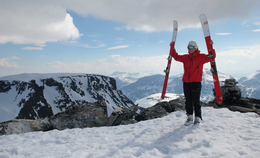 Norská skialpinistka na vrcholu Dronningkrona