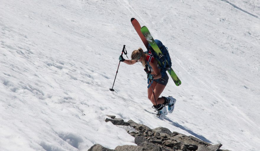 Místy to nejde na lyžích, pešky se šlape rychle