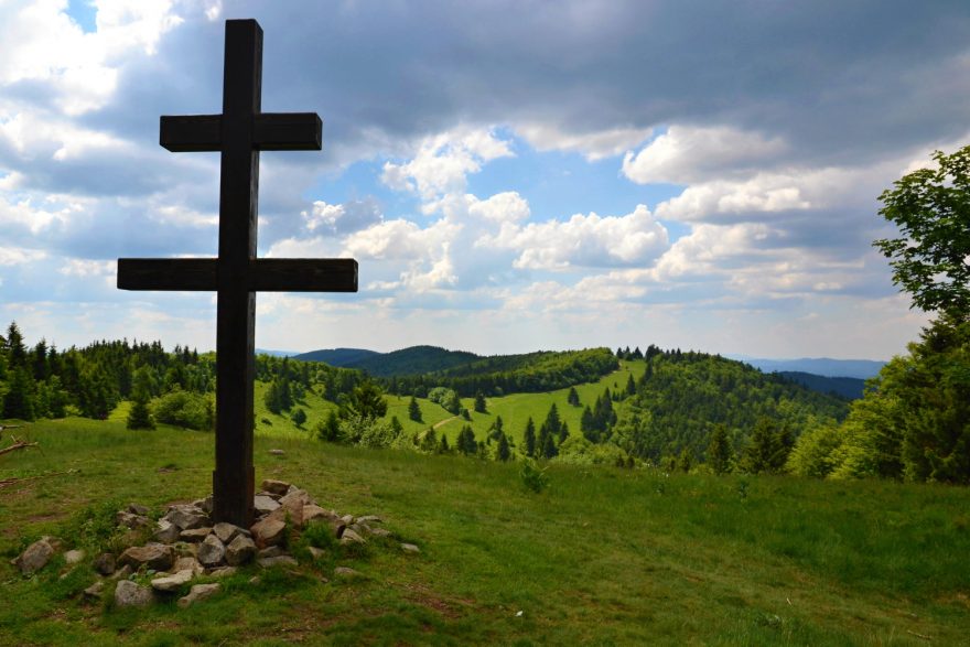 Nejvyšším bodem Javorníků je Velký Javorník na slovenské straně pohoří.