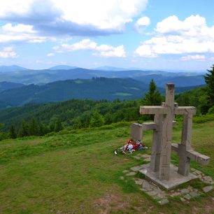 Fotogenická trojice křížů a výhledy na hřebeny Beskyd z rozhledny na Stratenci, Javorníky.