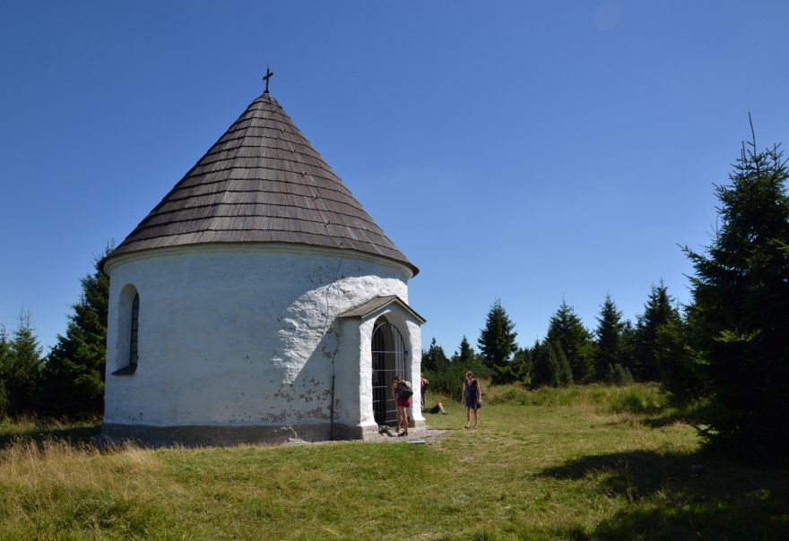 Běloskvoucí rotunda Kunštátské kaple na hřebeni Orlických hor.