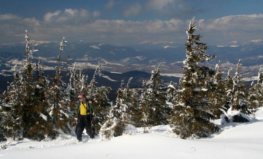 Blízké i vzdálené poloniny viditelné při výstupu na Hoverlu