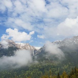 Hra mraků nad hlavním hřebenem během Transylvania Ultra Trail 2019