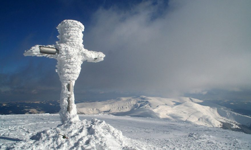 Vrcholový kříž na Hoverle s výhledem na Černohorský hřeben